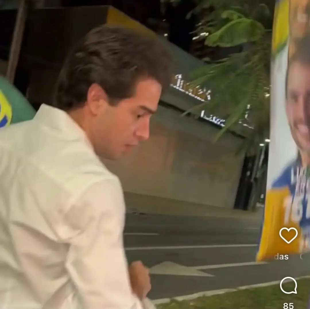 Em Goiânia, Felipe Cecílio removeu windbanners de outros candidatos em madrugada, dizendo que é dever cívico limpar o j…