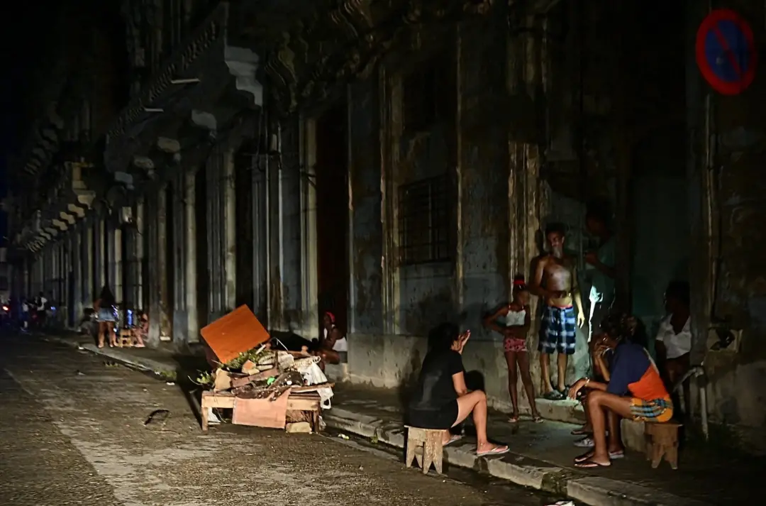 Cuba teve o sétimo apagão do ano, desconexão total do sistema elétrico. Isso mostra a fragilidade da infraestrutura, pi…