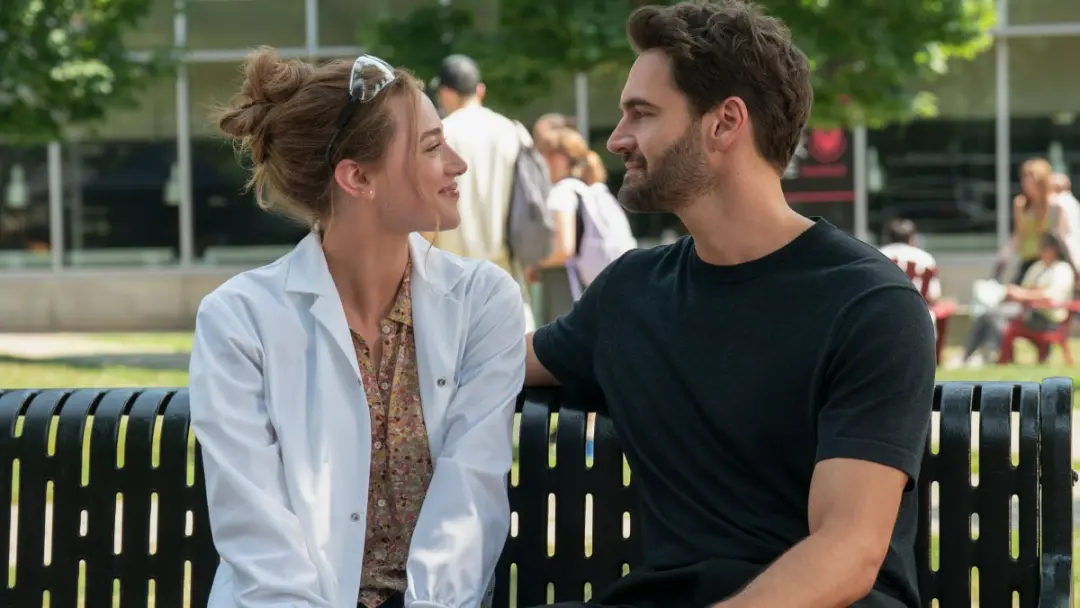 The Love Hypothesis estreia no Prime Video este mês, com Lili Reinhart e Tom Bateman interpretando Olive e Adam. A hist…