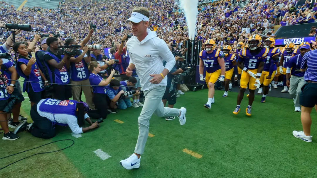 Lane Kiffin tira foco dos jogadores da LSU, e Tim Tebow elogiou essa atitude no podcast. Ele acha que o barulho que Kif…