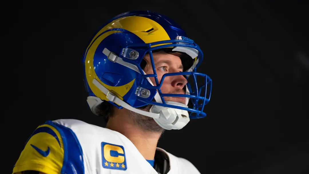 Rams revisando a fita em 35 mil pés, analisando a taxa de pressão de 44% que afetou Matthew Stafford. É importante que …