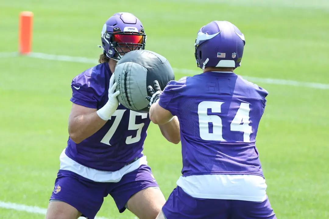 Minnesota Vikings OL em 10º na NFL, segundo análise de desempenho. Essa lista mostra que a linha ofensiva tem potencial…