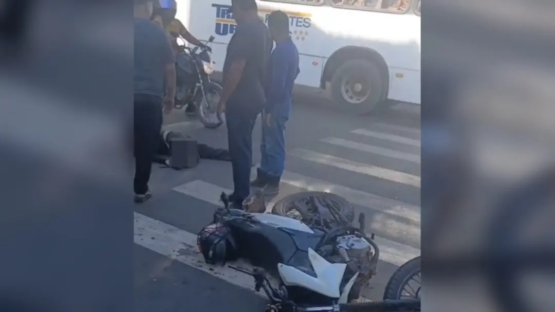 Motociclista Zenódio Pereira Soares ficou gravemente ferido após bater com um ônibus no cruzamento de Rui Barbosa e Tra…