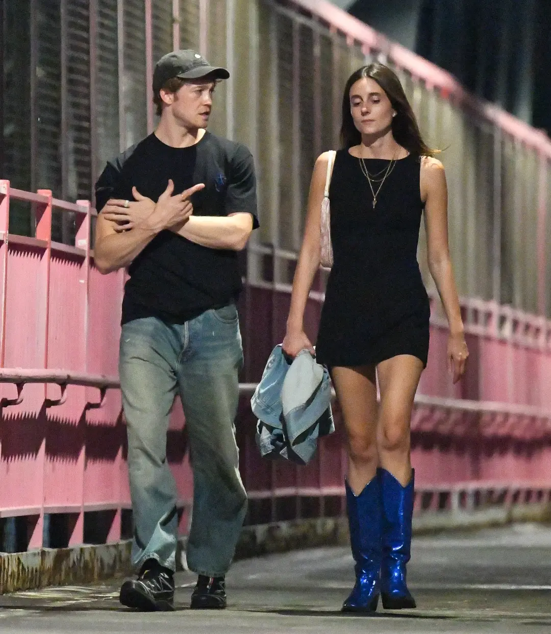 Joe Alwyn e Mary Beth Barone foram vistos em um programa noturno em Nova York. Curto ver que ele continua na vida socia…