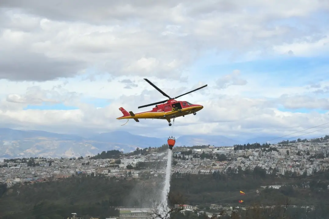 Quatro helicópteros dos bombeiros atuam no incêndio de 200 hectares em Quito. O fogo no morro Casitagua continua ativo,…