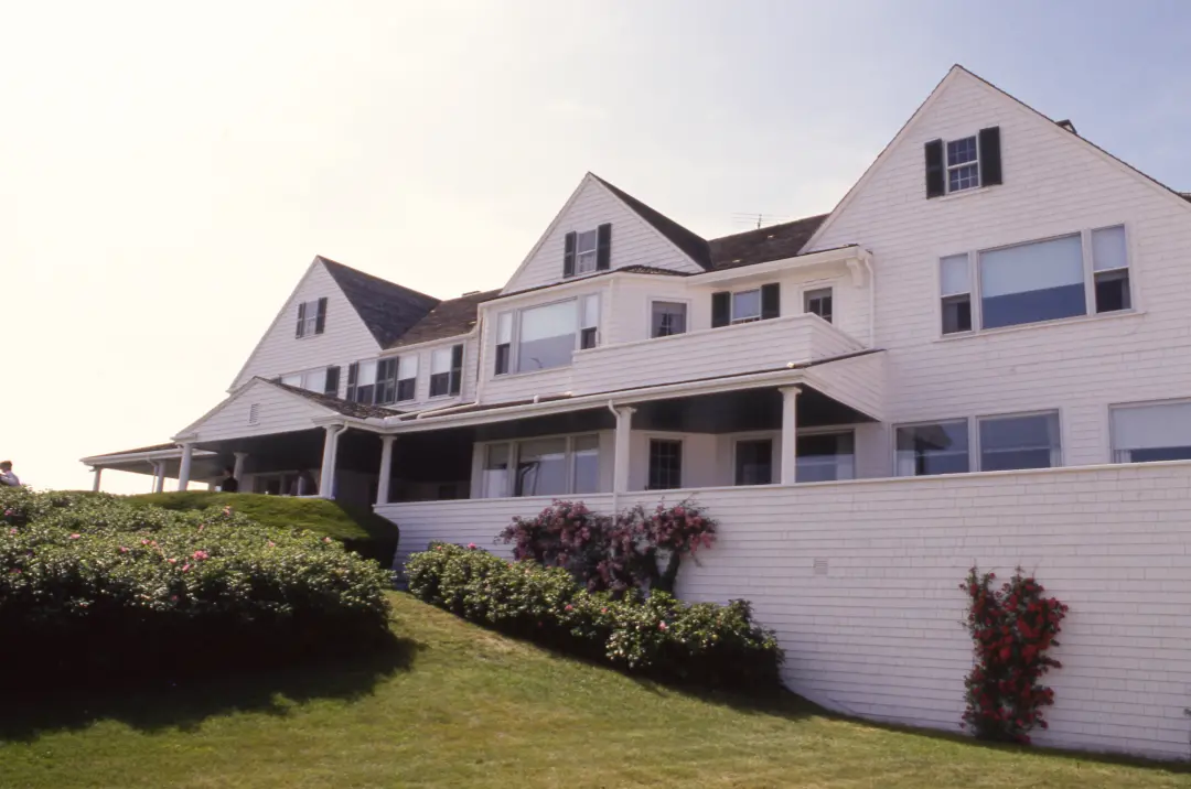 Kennedy scion pede demissão dos cuidadores em Hyannis Port por festa de aniversário de ex-presidiário. O pessoal só sou…