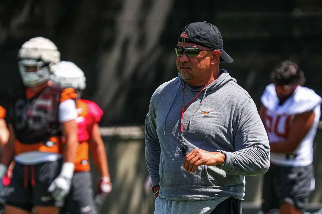 Johnny Nansen, treinador de linebacker, será suspenso por um jogo na partida contra UTSA no sábado. Ele foi acusado de …