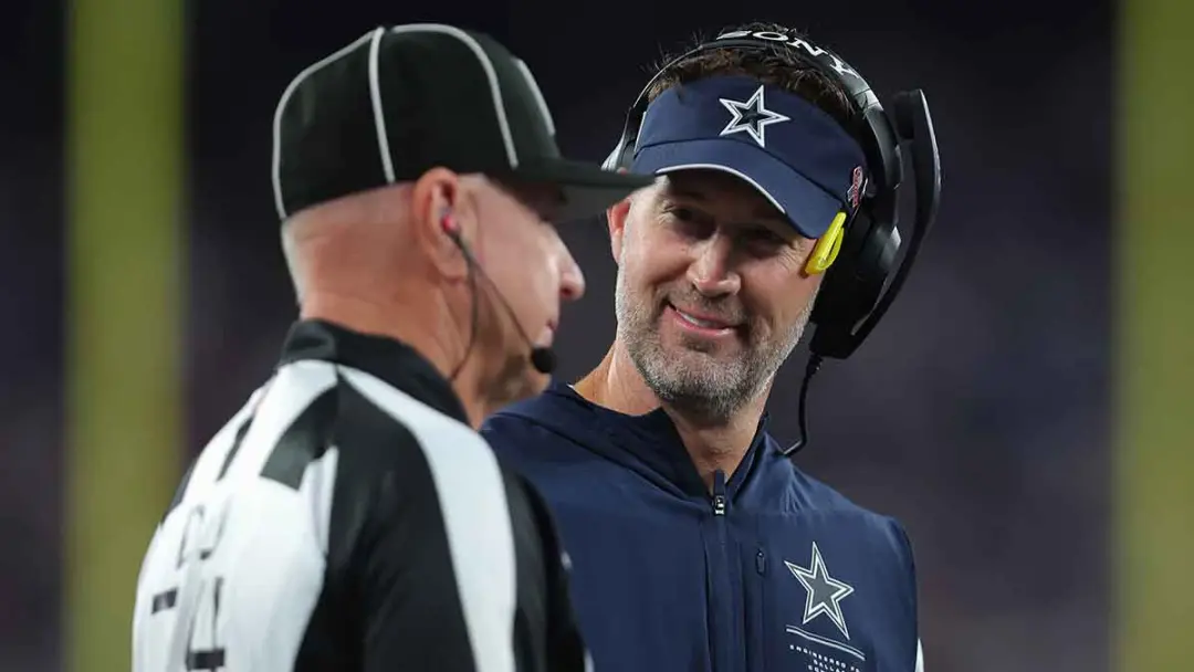 Brian Schottenheimer, técnico dos Cowboys, foi visto usando três canetas presas no visor durante o jogo contra os Giant…