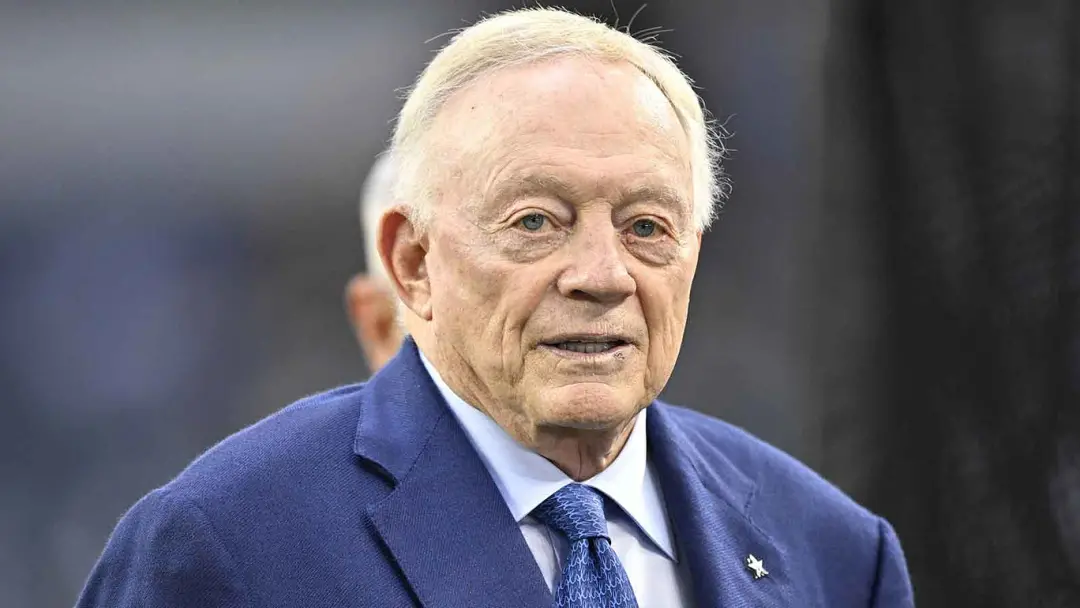 Jerry Jones não vai mudar nada no estádio dos Cowboys em Dallas pra resolver a questão da luz solar. Ele disse que não …