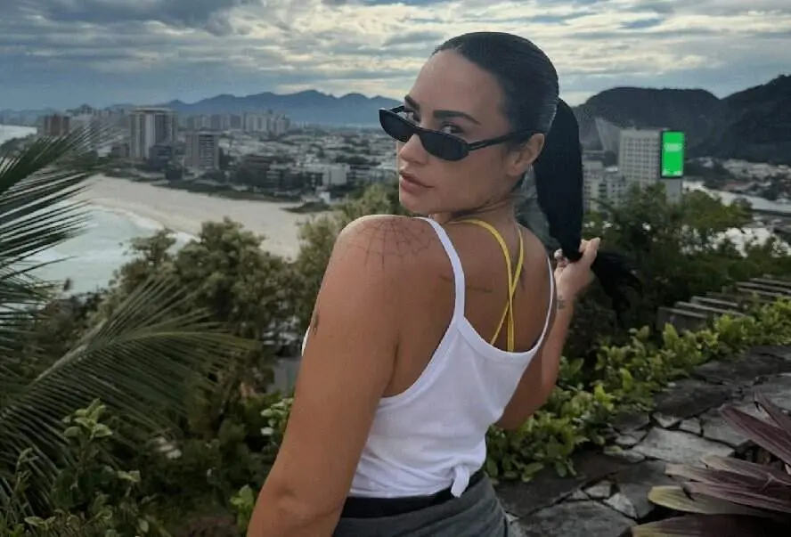 Demi Lovato mostrou álbum de fotos da passagem pelo Brasil, dizendo que ama o país e os fãs. É legal ver artistas inter…