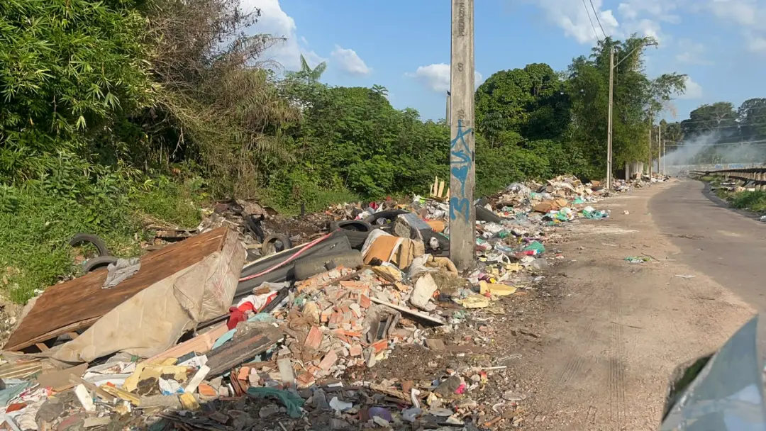 Acúmulo de lixo e entulho às margens de um canal no bairro do Coqueiro, em Ananindeua. A situação piorou com a queima d…