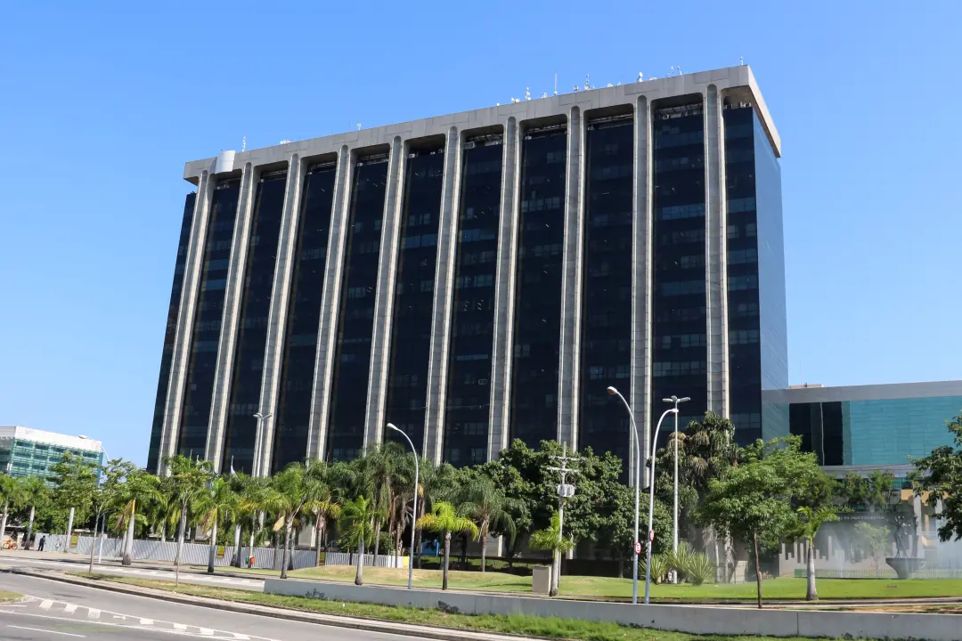 8 903 nomeados ocuparam cargos comissionados na prefeitura do Rio entre 2021 e 2026, custando R$ 404 milhões. A indicaç…