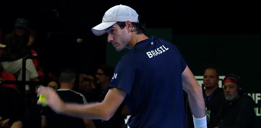 João Fonseca e Gustavo Heide venceram seus jogos na Copa Davis, com as vitórias nos dias de abertura do torneio. É um b…