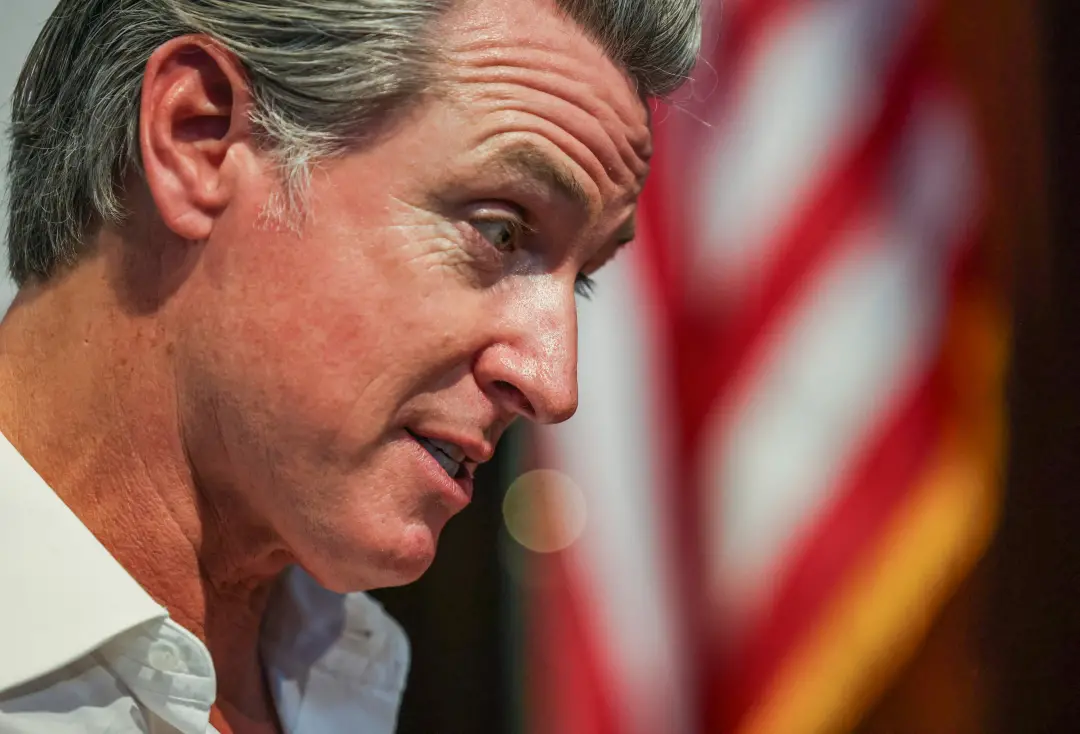 Gavin Newsom, governador da Califórnia, decretou a avaliação de um interruptor de emergência para IA em dois meses. A f…
