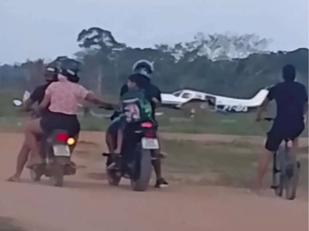 Santa Rosa do Purus, Acre, viu um avião sem porta pousar em estrada de terra, com servidores da Funai a bordo. É estran…