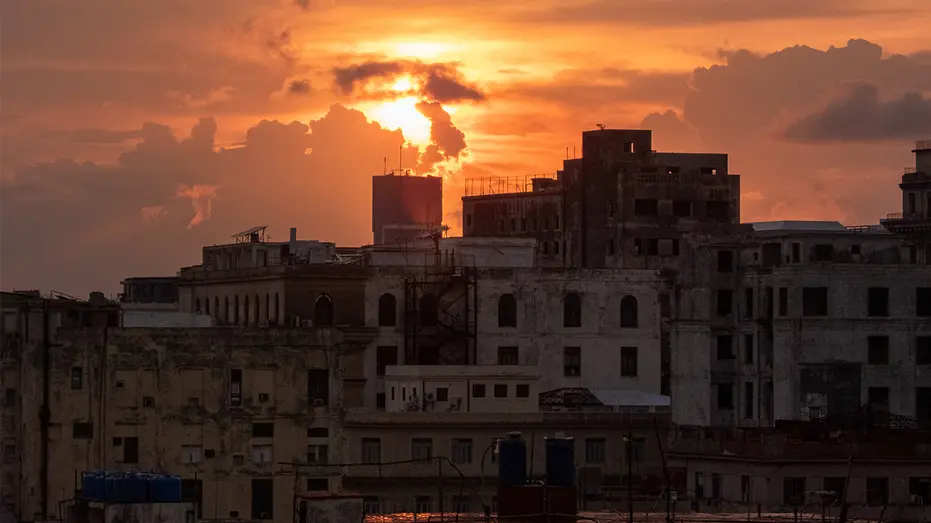Cuba sofreu um apagão total na sexta, segundo a Embaixada dos Estados Unidos. Essa instabilidade na rede elétrica mostr…