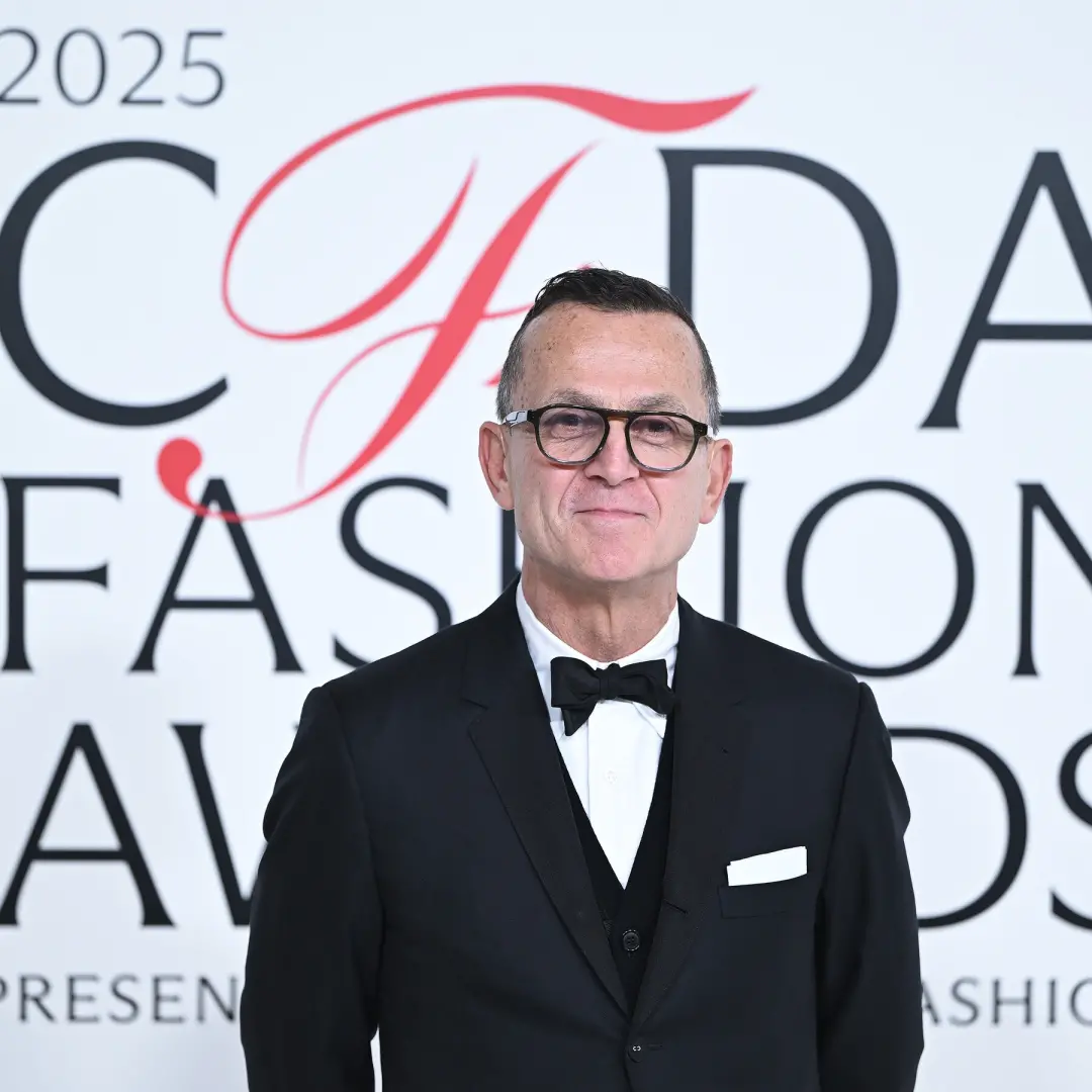 Steven Kolb, cabeça do CFDA, se afastou depois de uma briga física em desfile de moda. Esse tipo de confronto entre art…