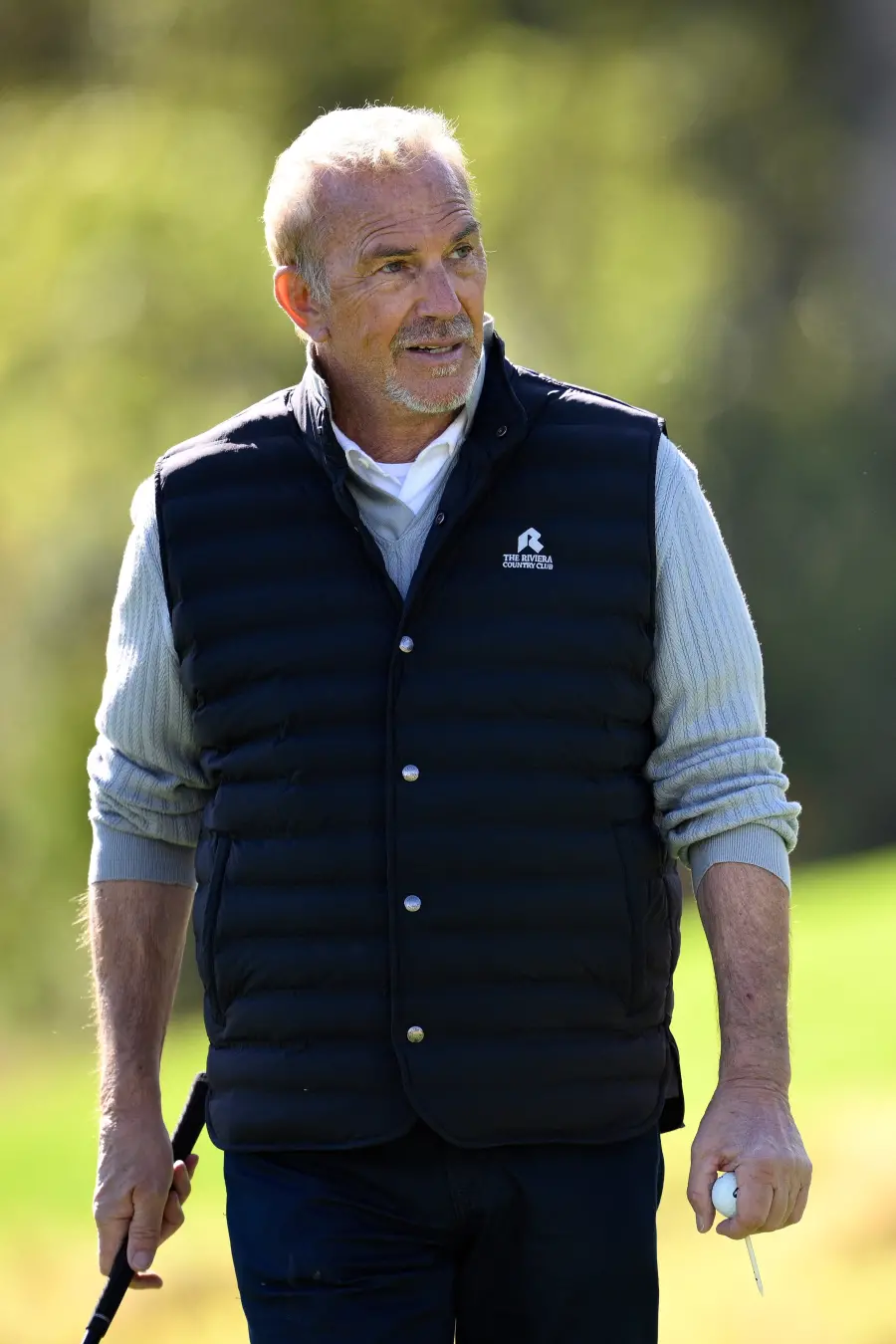 Kevin Costner mantendo relacionamento de um ano com uma influenciadora de Arizona, dançando com loupas no Field of Drea…