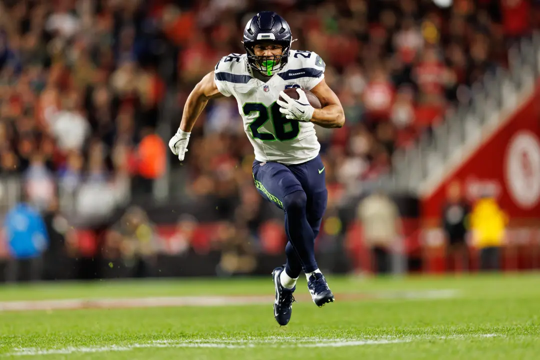 Zach Charbonnet, do Seahawks, deve ficar de fora dos próximos três jogos, mas o retorno aos treinos está próximo, segun…
