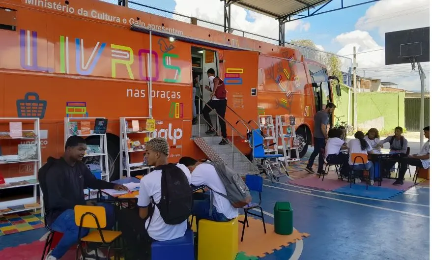 Projeto Ônibus-Biblioteca Livros nas Praças vai pra primeira Festa Literária de Duque de Caxias de 23 a 26 de setembro,…