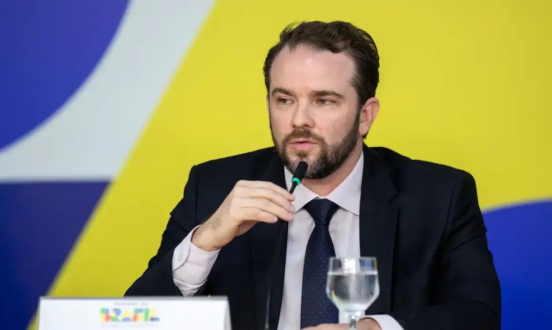 Ministro da Fazenda disse que o reajuste de 15% no Bolsa Família não entra em conflito com responsabilidade fiscal. A v…
