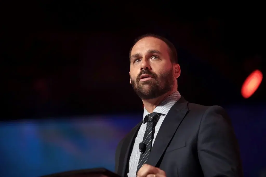 STF mantém condenação de Eduardo Bolsonaro a 4 anos e 2 meses de prisão no processo do tarifaço. A maioria dos votos re…