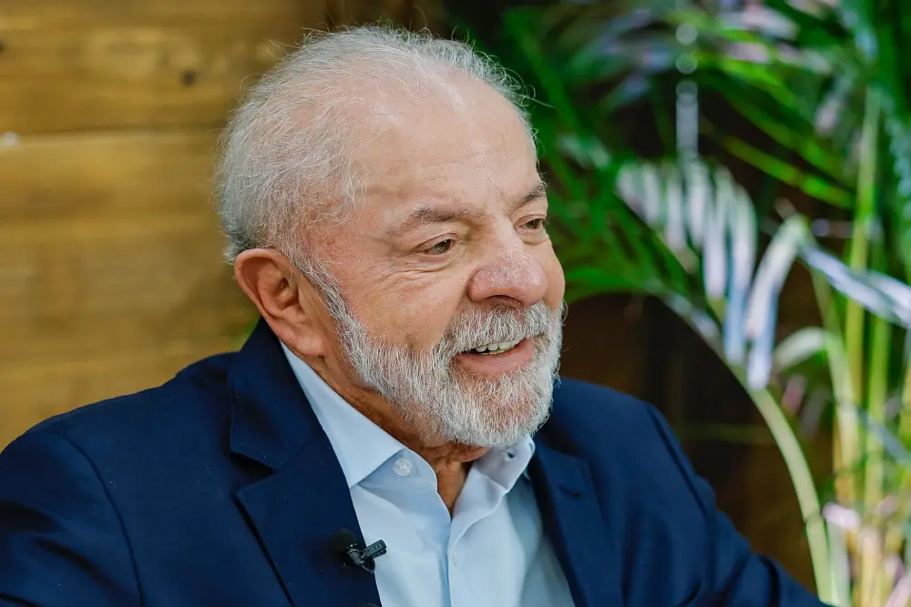 Em comício em Guarulhos, Lula disse que a eleição será escolha entre barbárie e democracia. Ele apontou Flávio Bolsonar…
