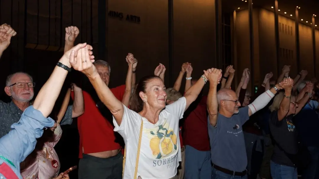 Centenas de pessoas formaram corrente humana em volta do Kennedy Center em Washington, D.C., protestando contra os plan…
