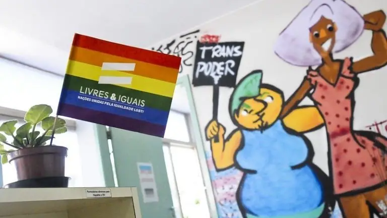 Projeto de Lei 3337/2026 busca padronizar o atendimento LGBTQIA+ em todo o SUS com um protocolo nacional. A falta desse…