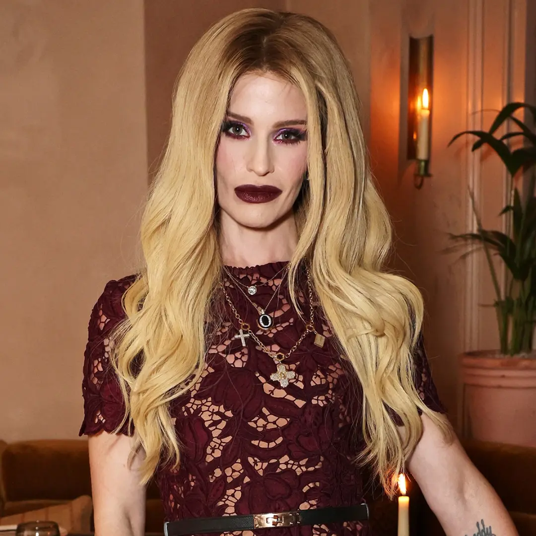 Kelly Osbourne debutou um corte preto jet com franjas assimétricas no show do OnlyFans. É uma mudança bem marcante no c…
