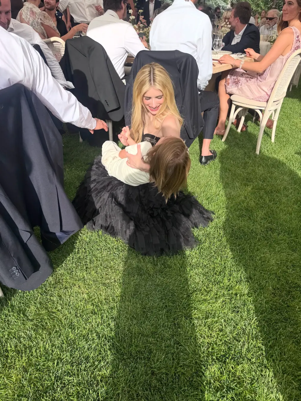 Rhodes, filho de Emma Roberts, participou da cerimônia de casamento dela em Sun Valley, Idaho. Ver uma criança envolvid…
