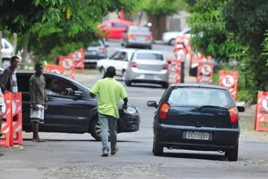 Belo Horizonte multa R$ 1 mil para quem cobrar por vaga na rua. A aprovação prevê que guardadores autônomos não possam …
