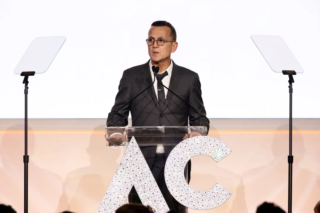 Steven Kolb, CEO da CFDA, pediu um afastamento voluntário após lidar com manifestantes no show da NYFW. Tem gente que a…