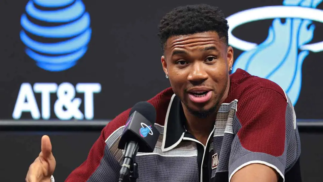 Giannis Antetokounmpo em fotos de Miami, vestindo estilo South Beach, mandou um oi para a cidade. É legal ver como ele …
