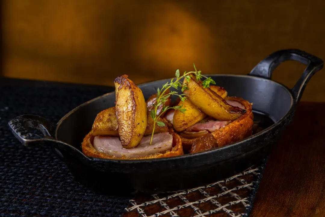 Balcão 201, restaurante francês do Rio de Janeiro, foi eleito o melhor em 2026 pelo Prêmio Rio Show de Gastronomia. É i…