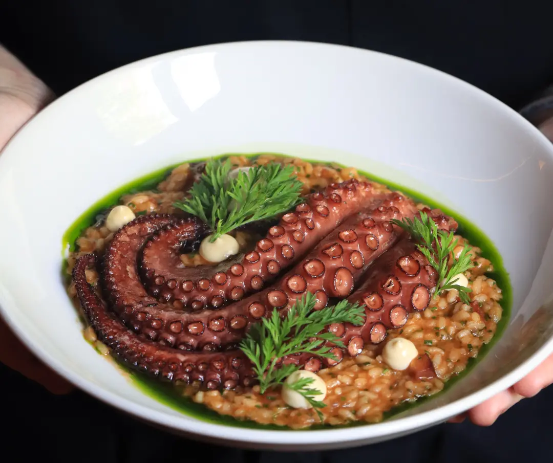 Emile foi eleito o melhor restaurante contemporâneo do Rio de Janeiro em 2026. A brasa e o mar são a base da cozinha, e…