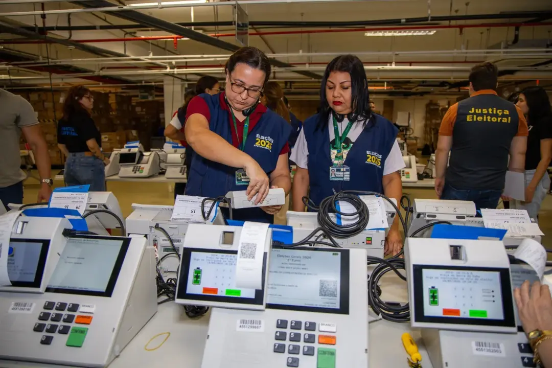 Amazonas: o TRE-AM tá preparando as urnas eletrônicas para 2026, com testes e lacres acontecendo até 1º de outubro. É f…