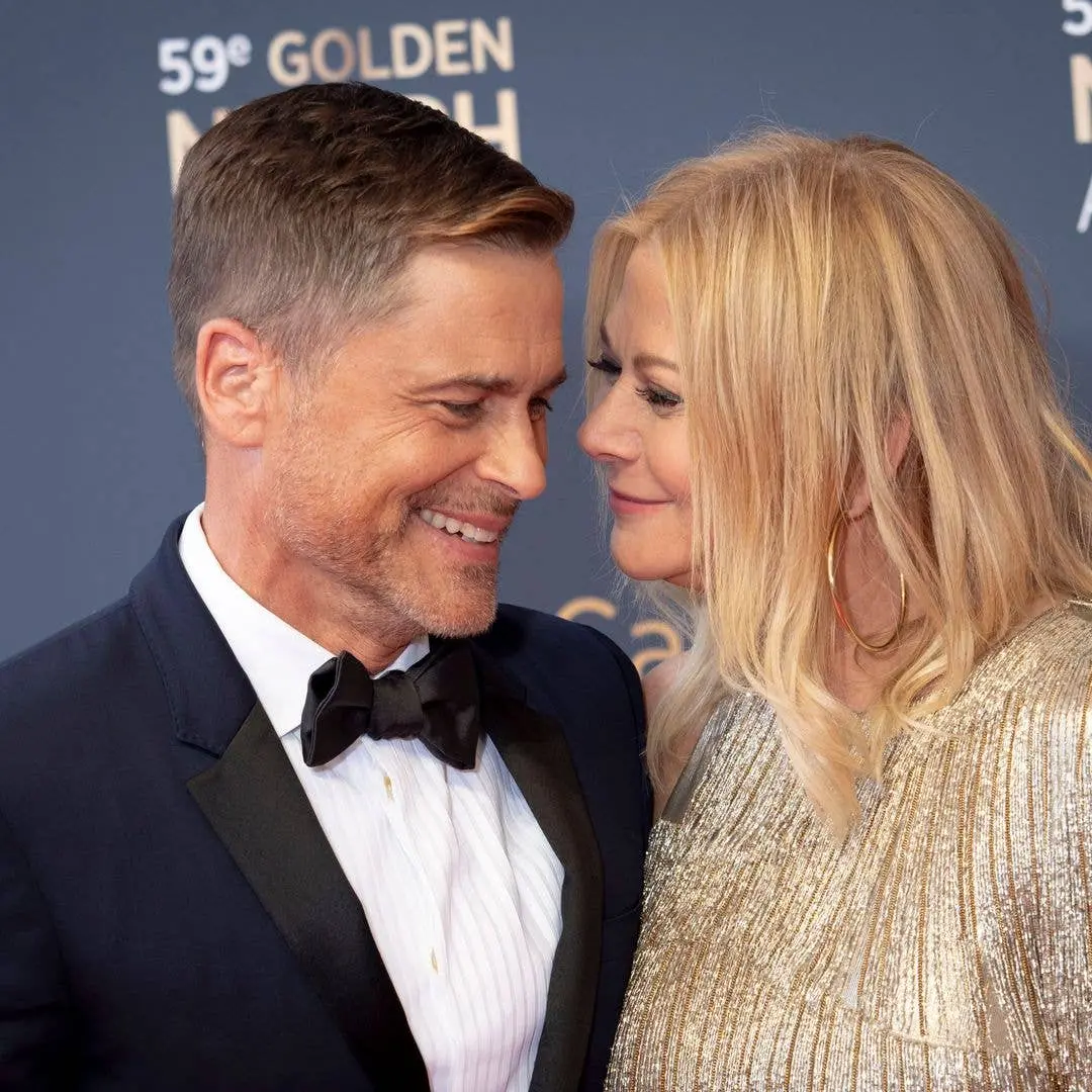 Rob Lowe postou uma selfie de noite com a esposa Sheryl, mostrando o casal após 35 anos de casamento. Ver o casal com e…
