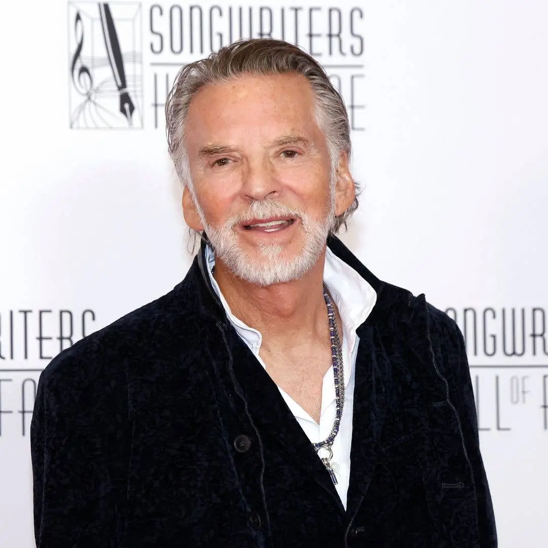 Kenny Loggins, o músico, se casou com Lisa Hawkins em Hawaii. Um novo laço após dois casamentos que não deram certo. É …