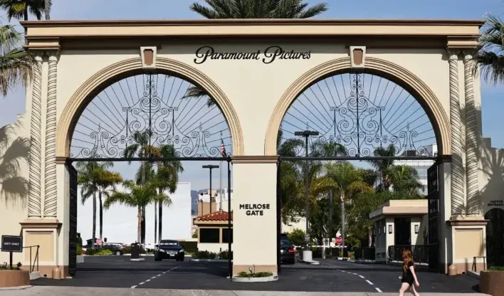 Paramount e Warner Bros Discovery fecham a fusão com aprovação da FCC, onde investidores estrangeiros terão 49,5% da em…