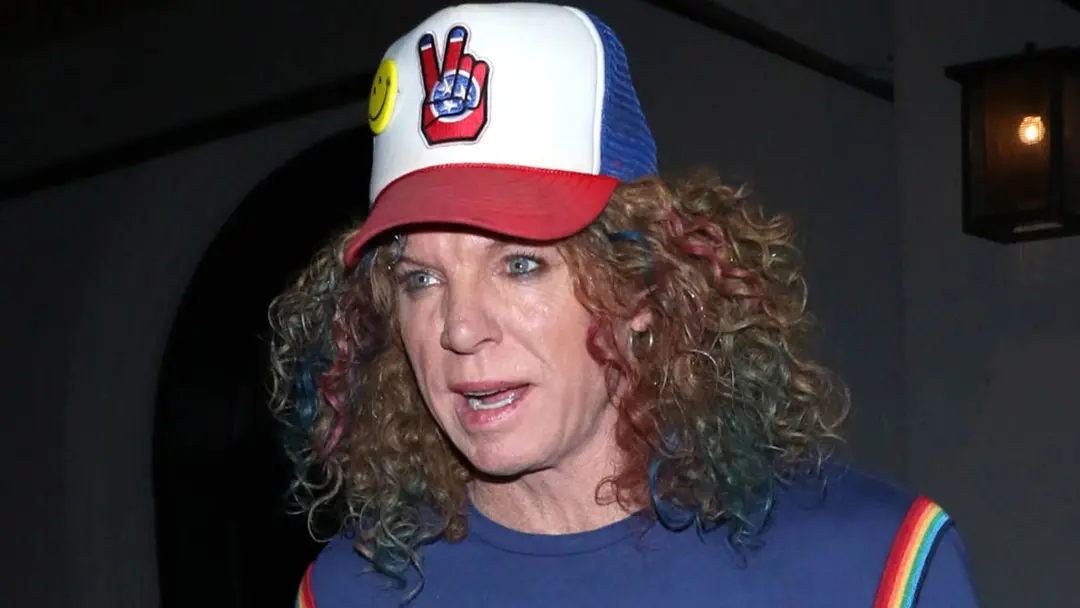 Carrot Top, o comediante, foi hospitalizado em Las Vegas após uma tentativa de suicídio na sexta. É pesado ver alguém p…