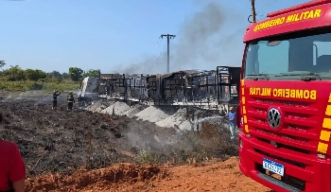 Colisão na BR-155, no sul do Pará, destruiu caminhão e carreta. O impacto com poste de alta tensão gerou incêndio, cons…