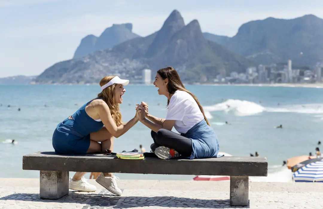 Mulheres brilhando juntas é o que a coluna comenta sobre as conquistas. O patriarcado tentou nos forçar a competir por …