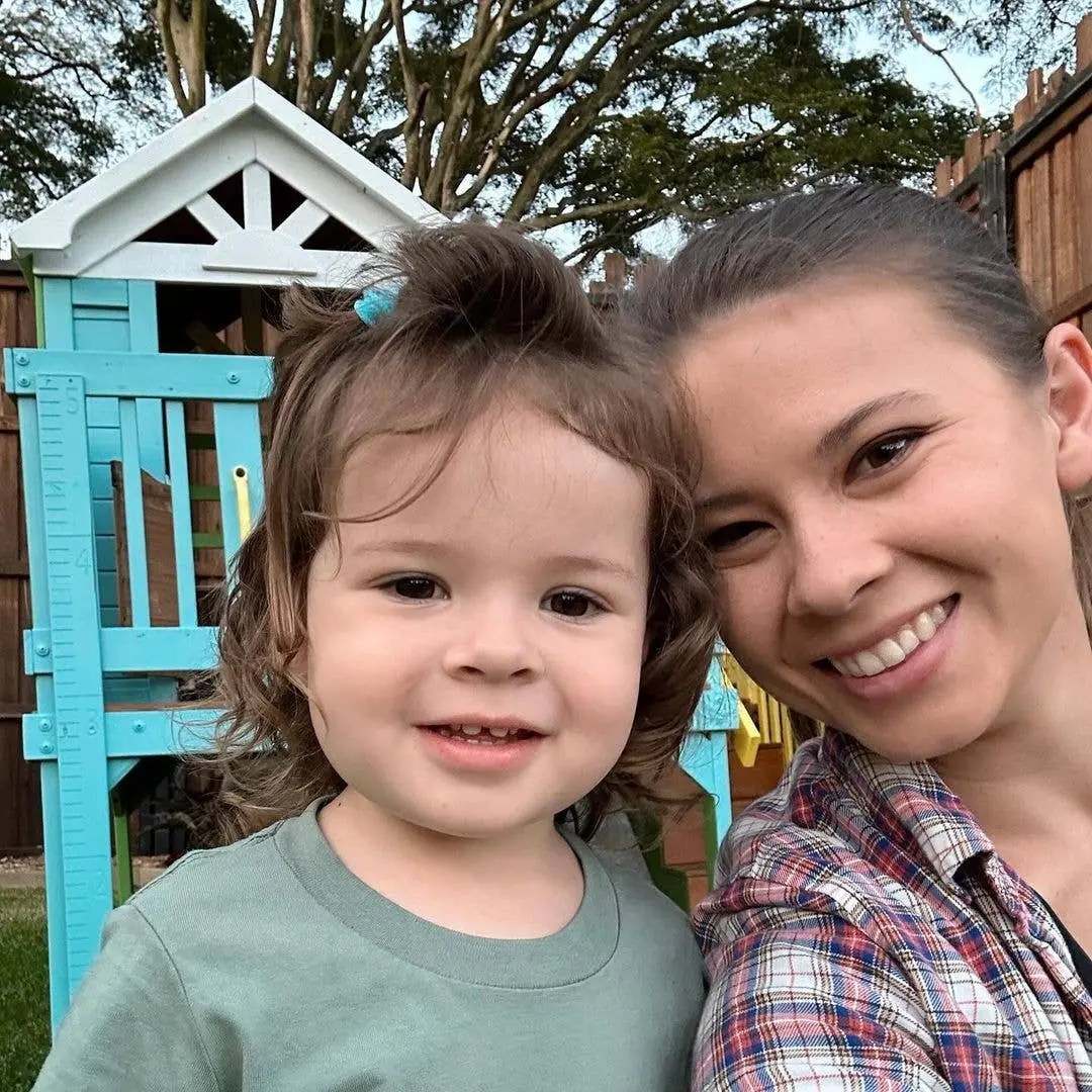 Bindi Irwin compartilhou fotos de família mostrando que a filha Grace se parece muito com a mãe famosa dela. Essa semel…