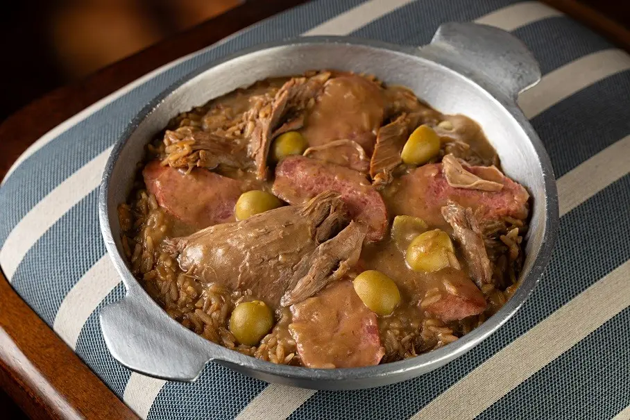Rancho Português foi eleito o melhor restaurante ibérico do Rio de Janeiro em 2026. A casa tem o Gajos D'Ouro em segund…
