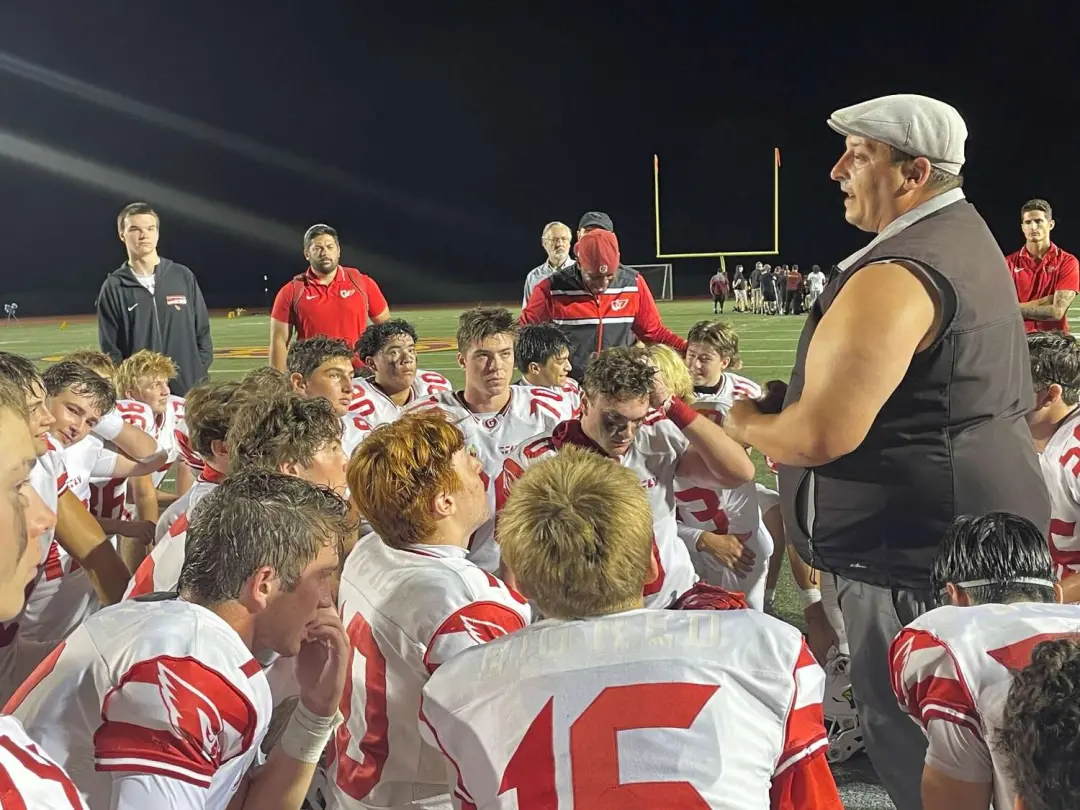 Greenwich vence New Britain por 35 a 7 no confronto do futebol americano em Veterans Stadium. Essa vitória mostra a imp…