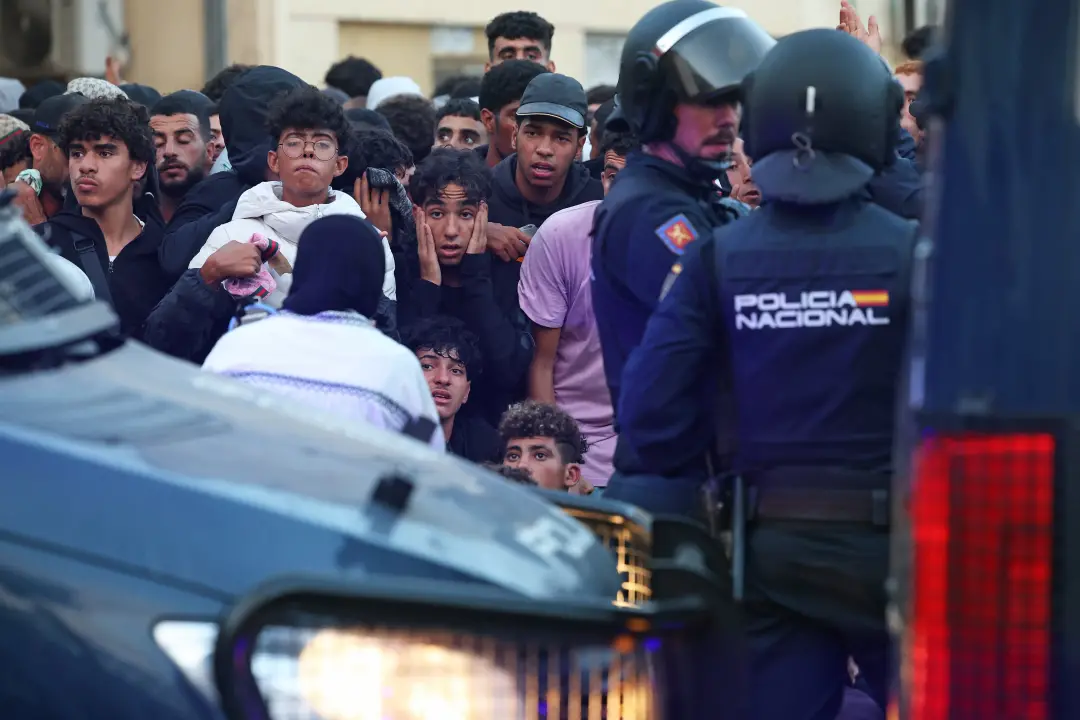 Em Ceuta, imigrantes como o Ali deixam pertences na praia de El Trampolín sem receber o traslado para o centro de acolh…