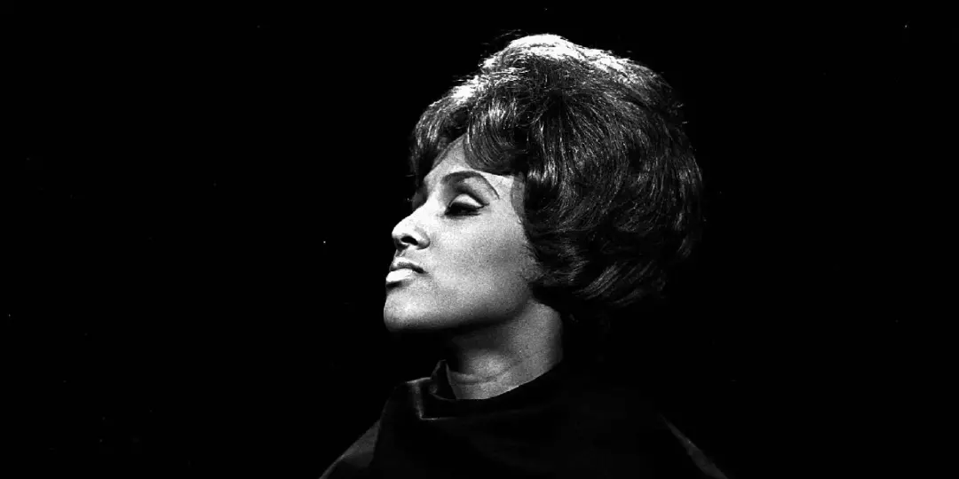 Darlene Love, cantora clássica, tem sua jornada de glória e injustiça retratada em filme. A história mostra como ela lu…