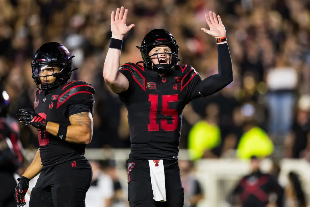 Texas Tech vence o Houston por 28 a 26, em um jogo apertado no Galaxy Stadium. O Will Hammond mandou bem na ofensiva, m…