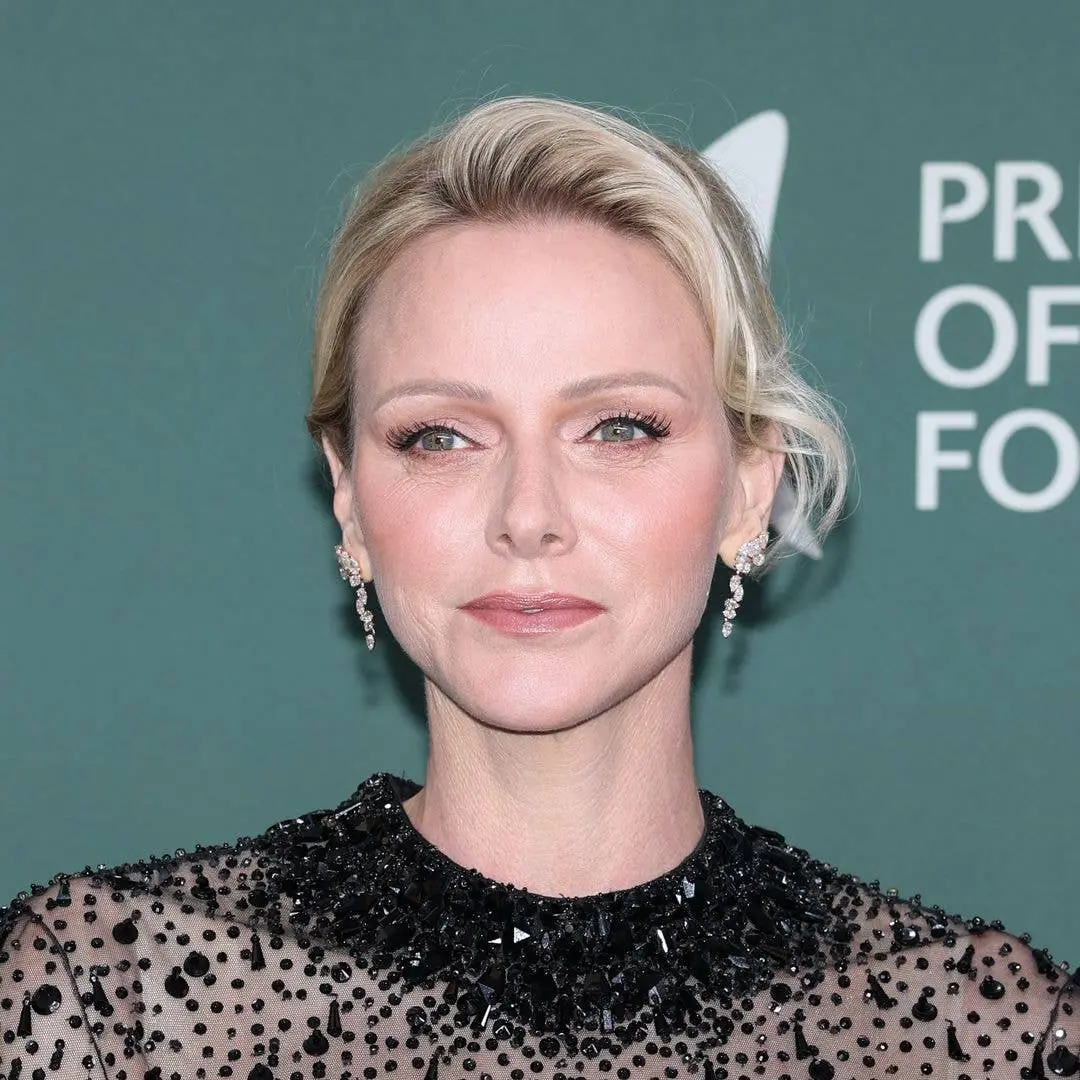 Princess Charlene vestiu um vestido Jenny Packham adornado com pérolas para a gala do 20º aniversário da fundação do Pr…